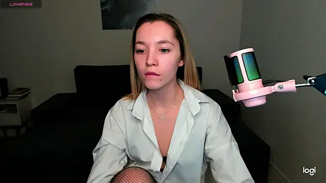 Snapshot of MiaThaine chatting on December 14, 5:03 pm MiaThaine online show from December 14, 5:03 pm