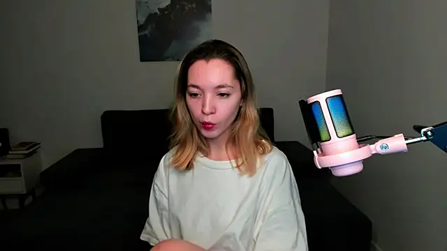 Snapshot of MiaThaine chatting on December 16, 3:11 pm MiaThaine online show from December 16, 3:11 pm