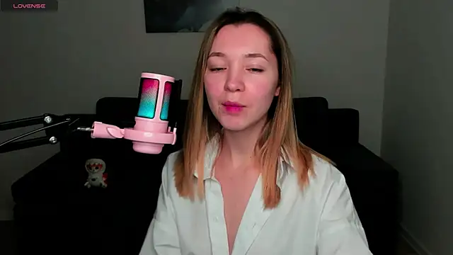 Snapshot of MiaThaine chatting on January 24, 1:03 am MiaThaine online show from January 24, 1:03 am