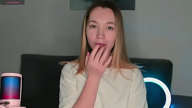 Snapshot of MiaThaine chatting on February 6, 5:09 pm MiaThaine online show from February 6, 5:09 pm