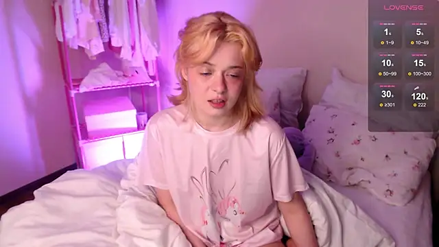 Snapshot of KatieMelone chatting on November 11, 1:49 am KatieMelone online show from November 11, 1:49 am