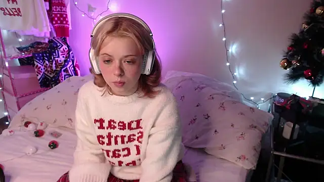 Snapshot of KatieMelone chatting on December 14, 11:31 pm KatieMelone online show from December 14, 11:31 pm