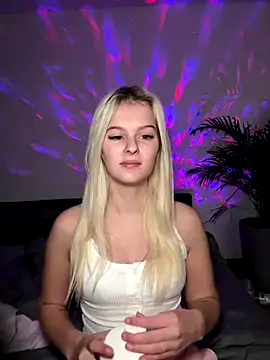 Snapshot of Allylove03 chatting on December 5, 5:26 am Allylove03 online show from December 5, 5:26 am