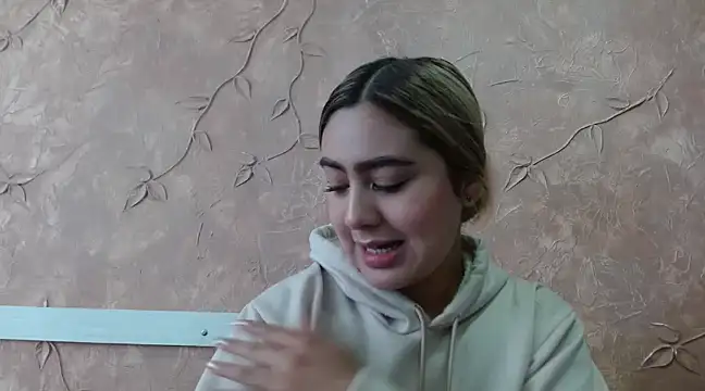 Miabonnett  online show from February 13, 1:15 pm