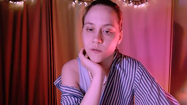 Snapshot of Malinax chatting on December 6, 10:30 pm Malinax online show from December 6, 10:30 pm