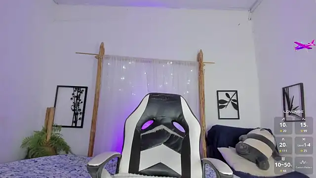 Snapshot of _RedMoon chatting on October 22, 8:08 pm RedMoon online show from October 22, 8:08 pm