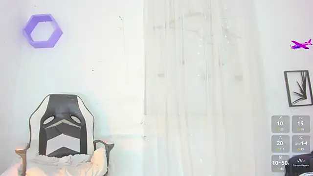 Snapshot of _RedMoon chatting on October 25, 8:47 pm RedMoon online show from October 25, 8:47 pm