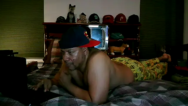 Snapshot of pimpdaddy4ever chatting on February 19, 2:44 am pimpdaddy4ever online show from February 19, 2:44 am