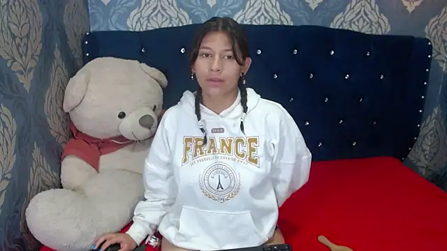 Snapshot of Lilyevansx chatting on March 18, 10:36 am Lilyevansx online show from March 18, 10:36 am