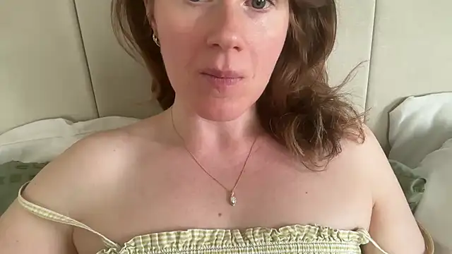 redheadrosie69 online show from April 19, 12:26 pm