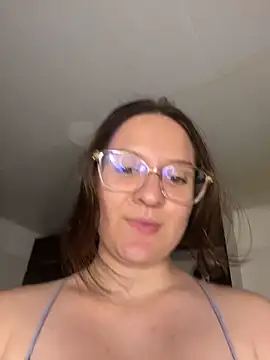 Snapshot of livgomez chatting on February 23, 1:24 am livgomez online show from February 23, 1:24 am