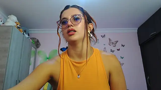 Snapshot of caroline_jonson chatting on November 18, 7:29 pm caroline jonson online show from November 18, 7:29 pm