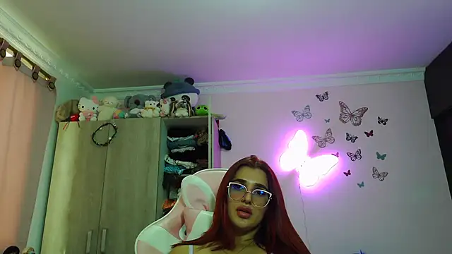 Snapshot of caroline_jonson chatting on July 19, 3:49 pm caroline jonson online show from July 19, 3:49 pm