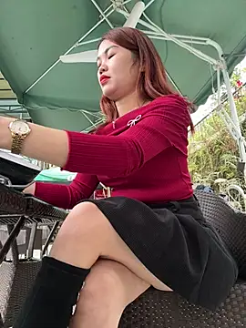 Snapshot of Emily_9xx chatting on February 22, 5:02 am Emily 9xx online show from February 22, 5:02 am