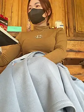 Snapshot of Emily_9xx chatting on March 6, 8:19 am Emily 9xx online show from March 6, 8:19 am