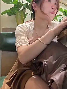 Snapshot of Emily_9xx chatting on March 18, 8:47 am Emily 9xx online show from March 18, 8:47 am