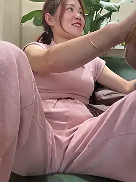 Snapshot of Emily_9xx chatting on March 20, 4:29 am Emily 9xx online show from March 20, 4:29 am