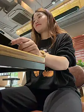 Snapshot of Emily_9xx chatting on November 12, 2:01 am Emily 9xx online show from November 12, 2:01 am