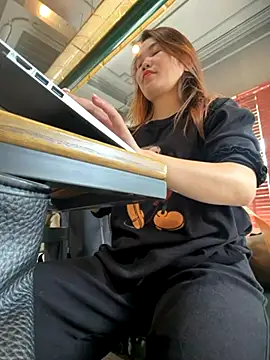 Snapshot of Emily_9xx chatting on November 21, 3:49 am Emily 9xx online show from November 21, 3:49 am