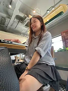 Snapshot of Emily_9xx chatting on November 23, 4:56 am Emily 9xx online show from November 23, 4:56 am