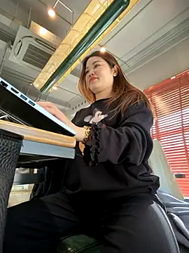 Snapshot of Emily_9xx chatting on November 28, 1:19 am Emily 9xx online show from November 28, 1:19 am