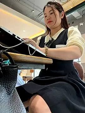 Snapshot of Emily_9xx chatting on November 30, 5:33 am Emily 9xx online show from November 30, 5:33 am