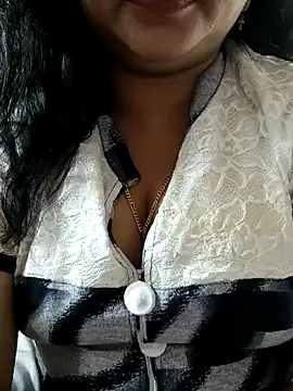 Snapshot of cuteyqueen chatting on January 13, 4:39 am cuteyqueen online show from January 13, 4:39 am