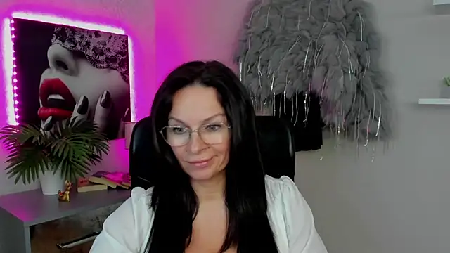 HelenLuxx online show from March 3, 5:29 pm