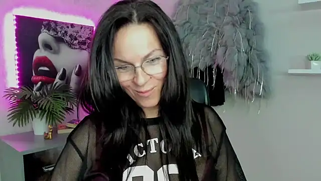 HelenLuxx online show from March 4, 8:05 pm