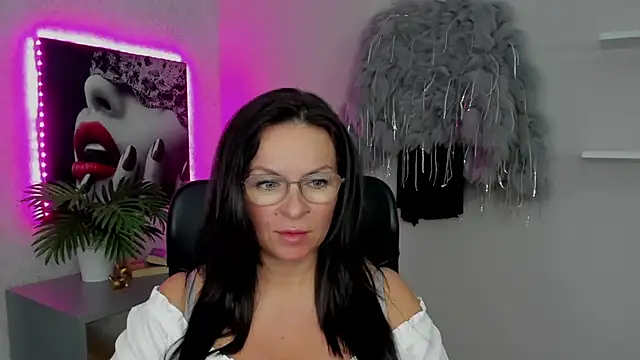 HelenLuxx online show from March 14, 5:24 pm