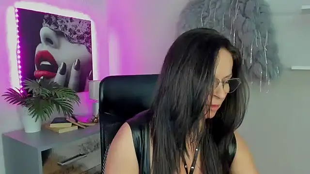 HelenLuxx online show from March 20, 5:15 pm