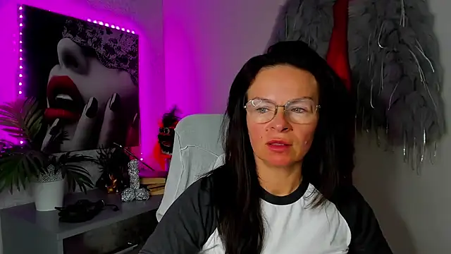 Snapshot of HelenLuxx chatting on May 6, 3:17 pm HelenLuxx online show from May 6, 3:17 pm