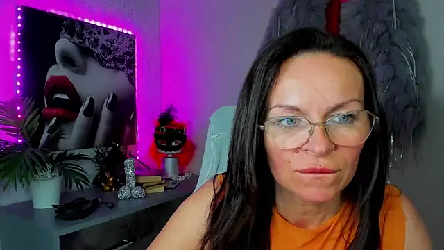 Snapshot of HelenLuxx chatting on May 11, 2:45 pm HelenLuxx online show from May 11, 2:45 pm