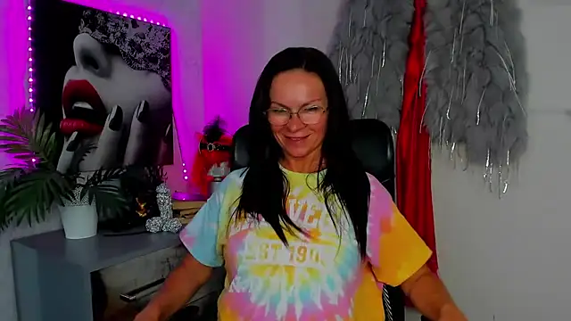 Snapshot of HelenLuxx chatting on June 2, 4:20 pm HelenLuxx online show from June 2, 4:20 pm