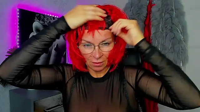 Snapshot of HelenLuxx chatting on June 3, 4:34 pm HelenLuxx online show from June 3, 4:34 pm