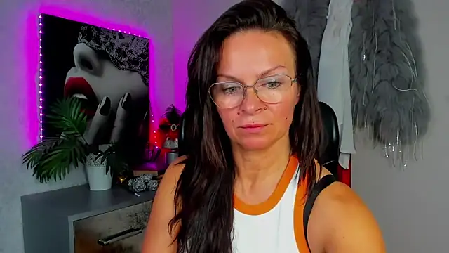 Snapshot of HelenLuxx chatting on June 11, 4:38 pm HelenLuxx online show from June 11, 4:38 pm