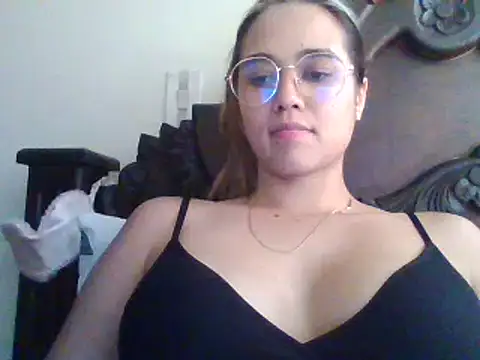 trianabell online show from February 18, 9:09 pm