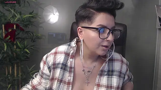 Snapshot of BustyAllyy chatting on December 17, 11:59 pm BustyAllyy online show from December 17, 11:59 pm