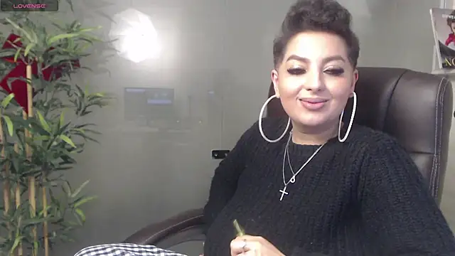 Snapshot of BustyAllyy chatting on December 19, 1:18 am BustyAllyy online show from December 19, 1:18 am