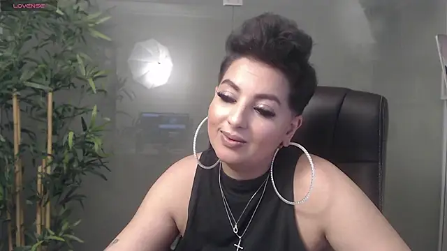 Snapshot of BustyAllyy chatting on December 23, 1:18 am BustyAllyy online show from December 23, 1:18 am