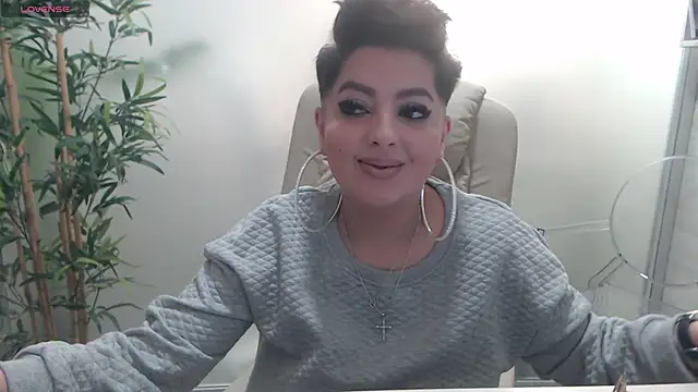 Snapshot of BustyAllyy chatting on December 25, 10:27 pm BustyAllyy online show from December 25, 10:27 pm