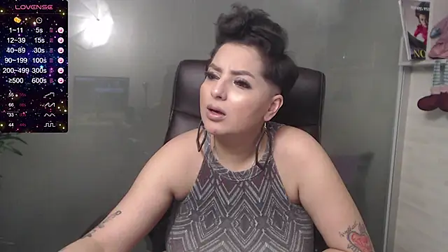 Snapshot of BustyAllyy chatting on January 5, 11:12 pm BustyAllyy online show from January 5, 11:12 pm