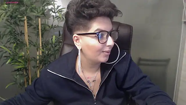 Snapshot of BustyAllyy chatting on January 8, 12:28 am BustyAllyy online show from January 8, 12:28 am