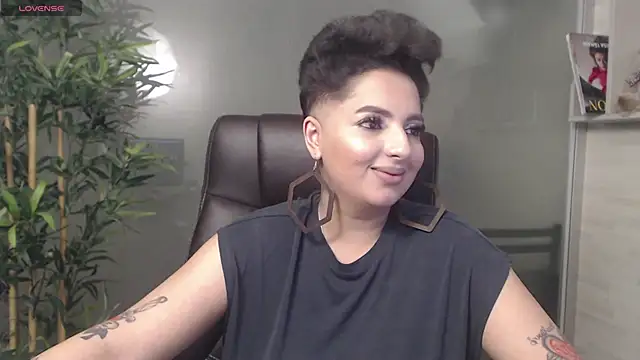 Snapshot of BustyAllyy chatting on January 11, 12:44 am BustyAllyy online show from January 11, 12:44 am