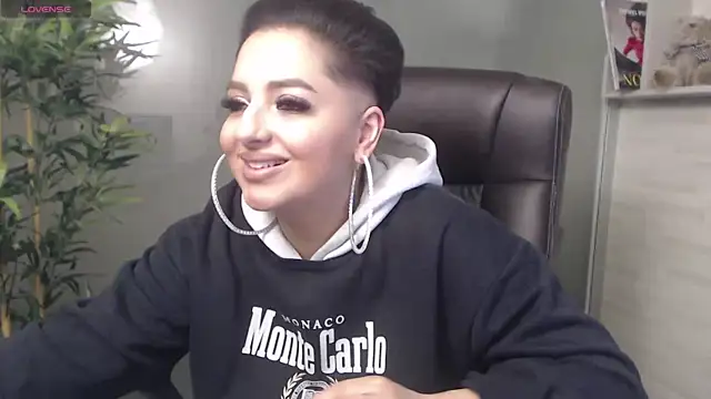 Snapshot of BustyAllyy chatting on January 11, 10:29 pm BustyAllyy online show from January 11, 10:29 pm
