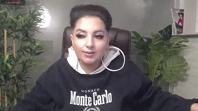 Snapshot of BustyAllyy chatting on January 12, 1:32 am BustyAllyy online show from January 12, 1:32 am