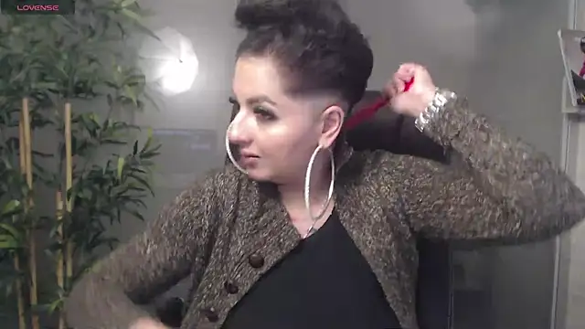 Snapshot of BustyAllyy chatting on January 14, 12:22 am BustyAllyy online show from January 14, 12:22 am