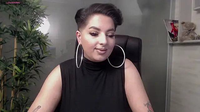 Snapshot of BustyAllyy chatting on February 8, 10:51 pm BustyAllyy online show from February 8, 10:51 pm