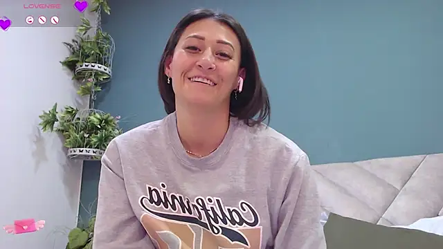 Snapshot of SharisWillian chatting on February 5, 7:29 am SharisWillian online show from February 5, 7:29 am