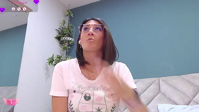 Snapshot of SharisWillian chatting on February 6, 6:18 am SharisWillian online show from February 6, 6:18 am